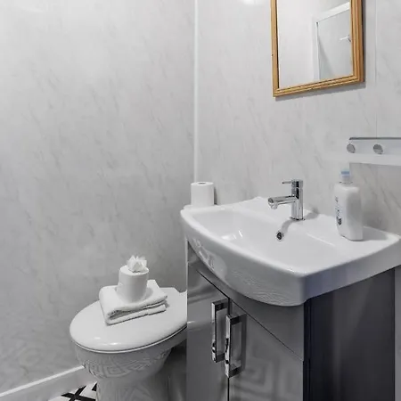 Apartment Centre 7 With Kitchenette, Free Wifi And Smart Tv By Yoko Middlesbrough